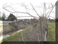 prettybridgefromfootpath.jpg (103798 bytes)